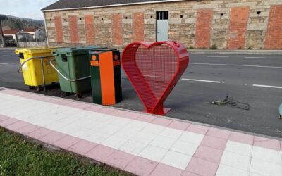 Instalados dous colectores para a recollida de tapóns de plástico en Baio e en Zas